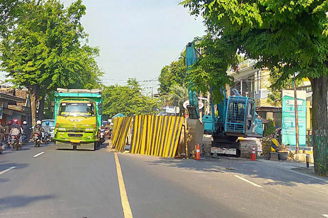 MASIH DIGARAP: Jembatan Latek, Kecamatan Bangil, terus digarap. Sejauh ini pengerjaannya baru mencapai 30 persen. (Foto: Iwan Andrik/Jawa Pos Radar Bromo)
