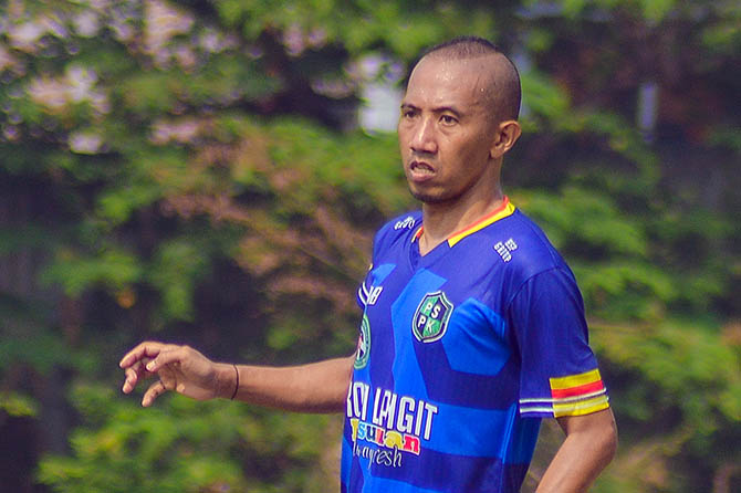 DEKAT KELUARGA: Siswanto saat berlatih mengenakan jersey PSPK. Ia memilih PSPK agar bisa dekat dengan keluarga. (Istimewa)