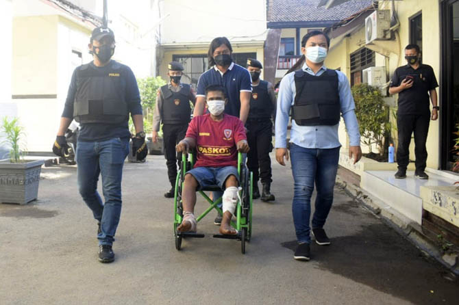 TAKMAMPU JALAN: Nasor yang kakinya ditembus timah panas, dibawa menggunakan kursi roda saat rilis di Mapolres Pasuruan Kota, Kamis (30/9). (M Busthomi/ Radar Bromo)