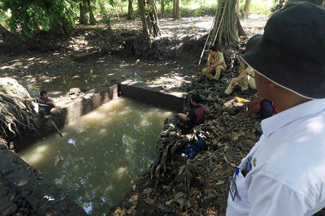 BANGUNAN BERSEJARAH: Sendang Beji yang berupa petirtaan di area persawahan Dusun Sendang, Desa Manikrejo, Rejoso. (M Busthomi/Radar Bromo)
