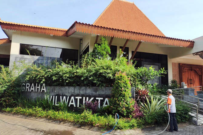 DIBENAHI: Kawasan Taman Candra Wilwatikta akan dilengkapi dengan pusat informasi dan cenderamata. (Foto: Rizal F. Syatori/Jawa Pos Radar Bromo)