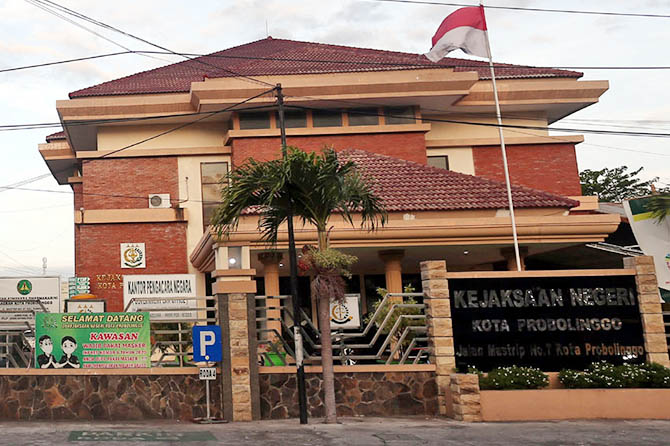 DALAM PENGADAAN LKS: Kantor Kejari Kota Probolinggo di Mastrip. Beberapa hari terakhir sejumlah kasek di Kota Probolinggo dipanggil untuk kasus dugaan penyelewengan pengadaan LKS. (Dok. Radar Bromo)