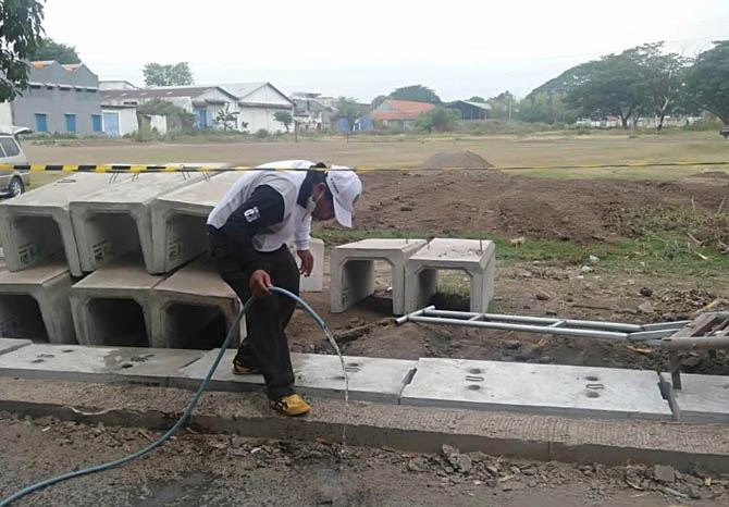 CEK: Komisi III sidak ke lokasi proyek jalan di Pohjentrek. (Foto Istimewa)