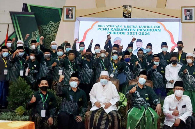 PIMPIN KEMBALI: KH Muzakki Birrul Alim dan KH Imron Mutamakkin (duduk di kursi dari kiri) terpilih kembali sebagai Rois Syuriah dan Ketua Tanfidziyah masa khidmat 2021-2026. (Foto: Untoro Ariyadi/Jawa Pos Radar Bromo)