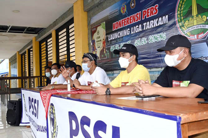 SIAP DIGELAR: Konferensi pers di halaman Stadion Untung Suropati, Senin (13/9) sore. Awal bulan depan, Pemkot Pasuruan bakal menggelar Liga Tarkam. (Foto M Busthomi/Jawa Pos Radar Bromo)