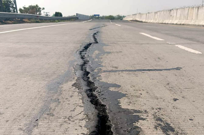 MEMBAHAYAKAN: Kondisi ruas jalan tol Gempol-Pasuruan di kilometer 798 yang alami kerusakan. (Istimewa)