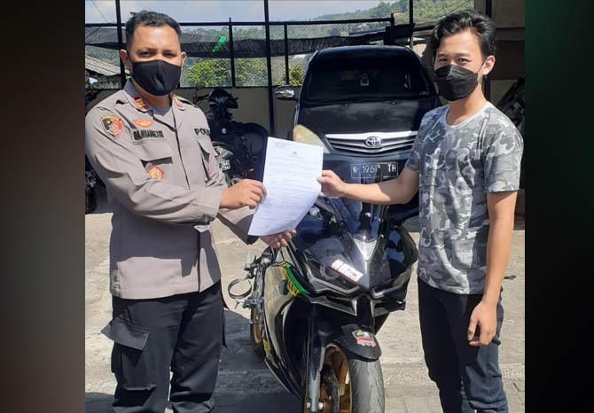 HASIL CURIAN: Motor Yamaha R25 yang kini diamankan di Mapolsek Prigen. (Foto: Polsek Prigen for Jawa Pos Radar Bromo)