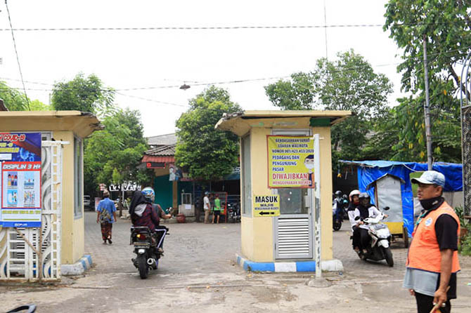 LOKASI STRATEGIS: Pintu gerbang di Pasar Kebonagung. Pasar ini berencana didirikan food center dan perlu anggaran miliaran rupiah. (Foto: M Zubaidillah/Jawa Pos Radar Bromo)