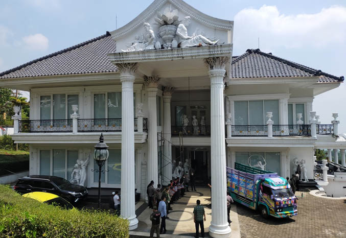 DIJAGA KETAT: Proses eksekusi vila mewah di kawasan Kelurahan Leduk, Prigen, berlangsung lancar dengan kawalan petugas keamanan. (Foto: Rizal F Syatori/Jawa Pos Radar Bromo)