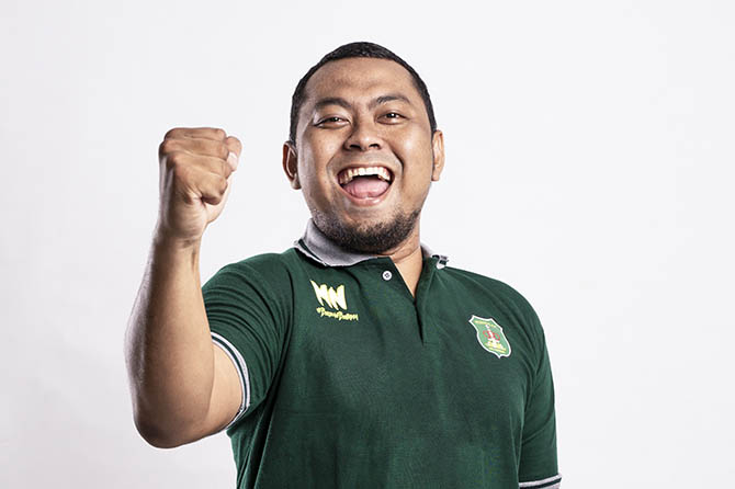 TANTANGAN BARU: Masdra Nurriza saat diperkenalkan sebagai pelatih Persekap dalam sesi foto. (PSSI Kota Pasuruan for Jawa Pos Radar Bromo)