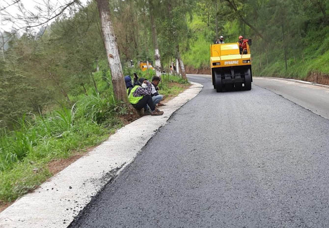 DIGARAP: Sejumlah pekerja menggarap pelebaran jalan menuju Gunung Bromo di ruas Kejayanâ€“Tosari, Kabupaten Pasuruan. Proyek ini ditarget rampung bulan depan. (Foto: Dinas PU Bina Marga for Jawa Pos Radar Bromo)