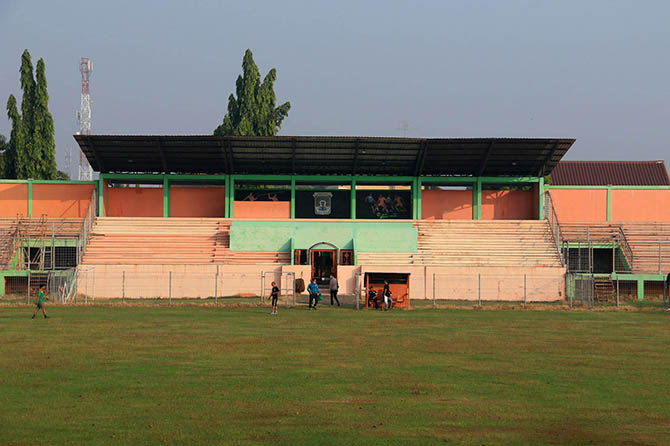 BUTUH PERBAIKAN: Stadion R. Soedrasono di Pogar Bangil. (Dok. Radar Bromo)