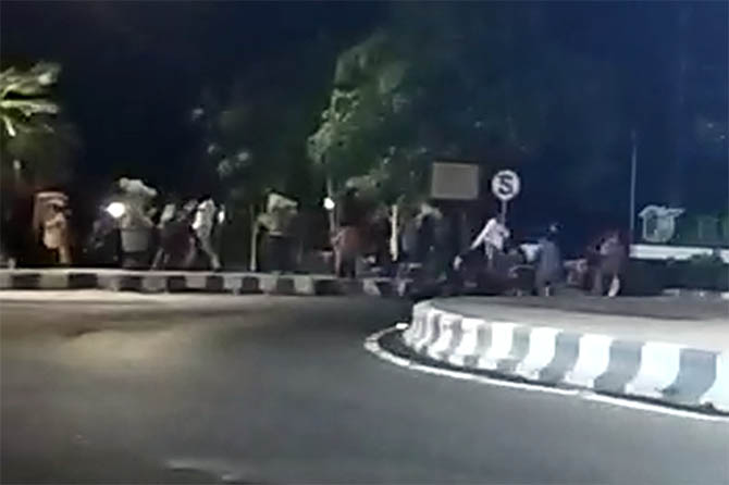 DIPICU AKSI BLAYER: Aksi tawuran di bundaran glaser. (Screenshot)