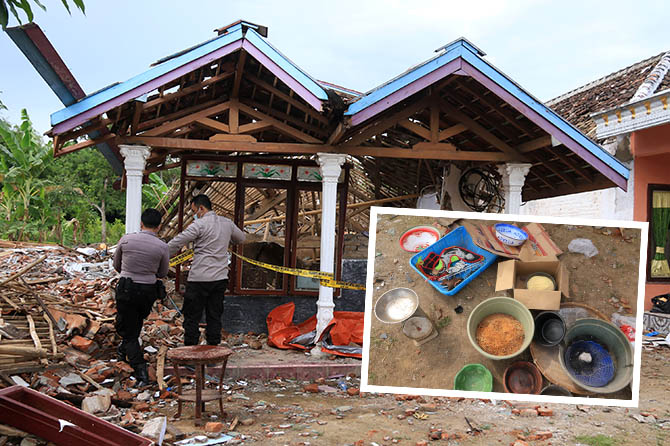 MASIH DI-POLICE LINE: Polisi saat kembali mendatangi reruntuhan rumah rusak imbas ledakan bondet. Inset sejumlah barang bukti baru yang diamankan petugas. (Mokhamad Zubaidillah/Radar Bromo)