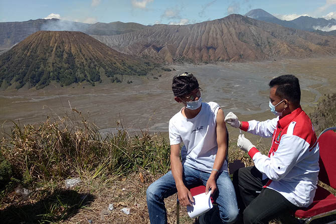VAKSINASI: Proses vaksinasi pelaku wisata bromo di kawasan Tosari, Kabupaten Pasuruan. (Foto Mukhamad Rosyidi/Radar Bromo)