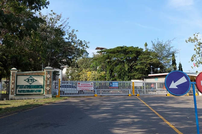 BERDUKA: Suasana pabrik PT KTI di Mayangan, Probolinggo.