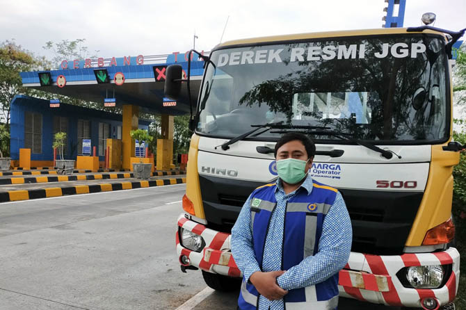 MONITORING: Widiyatmiko Nursejati memantau operasional jalan tol Gempol-Pasuruan.