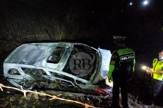 HANGUS: Kondisi mobil Honda Odyssey yang terbakar dan nyemplung parit di tepi jalan tol Pandaan-Malang masuk Dusun Jombor Atas, Desa Lemahbang, Kecamatan Sukorejo, Kabupaten Pasuruan. (Rizal Syatori/ Radar Bromo)