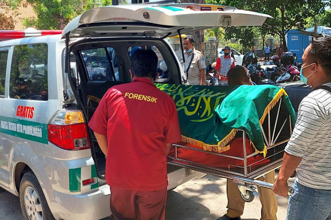 DIDUGA SAKIT: Jenazah Mat Hari saat hendak dibawa ke rumah duka. (Foto: Rizky Putra Dinasti Jawa Pos Radar Bromo)