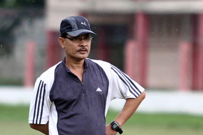 KENYANG PENGALAMAN: Kepiawaian pelatih Assyabaab Bangil Abdul Muntholib meracik strategi, diandalkan tim asal Kancil Mas, Bangil itu. (Dok. Radar Bromo)