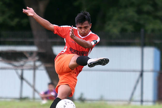 ANDALAN: Striker Persekabpas Ricko Hardiansyah diandalkan untuk menjadi mesin gol Persekabpas di Liga 3 Jatim grup L. (Zainal Arifin/Radar Bromo)