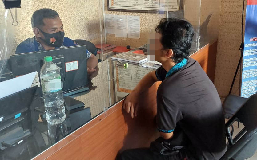 AS, tengah melaporkan kasusnya ke SPKT Mapolresta. (Rizky Putra Dinasti/Radar Bromo)