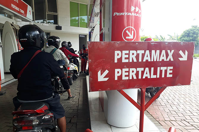 LEBIH SEPI: Kondisi SPBU Sinto Dringu yang Rabu (27/10) kehabisan stok pertalite. (Zainal Arifin/Radar Bromo)