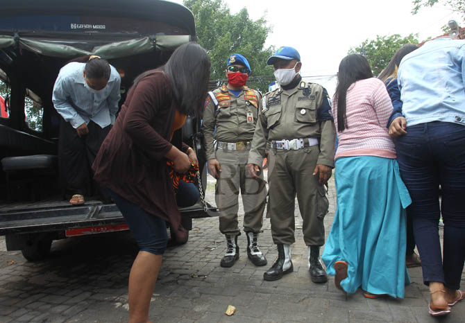 PENJAJA SYAHWAT: Para PSK saat digelandang ke Mako Damkar. Mereka terjaring razia di dua lokasi, Rabu (27/10). (Foto: Zainal Arifin/Jawa Pos Radar Bromo)