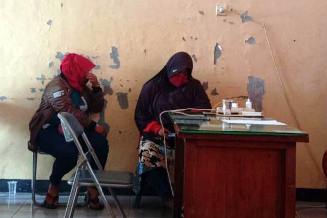 DIAMANKAN: Dua perempuan yang diduga PSK diamankan dari Desa Klampokan, Kecamatan Besuk, beberapa waktu lalu. (Dok. Radar Bromo)