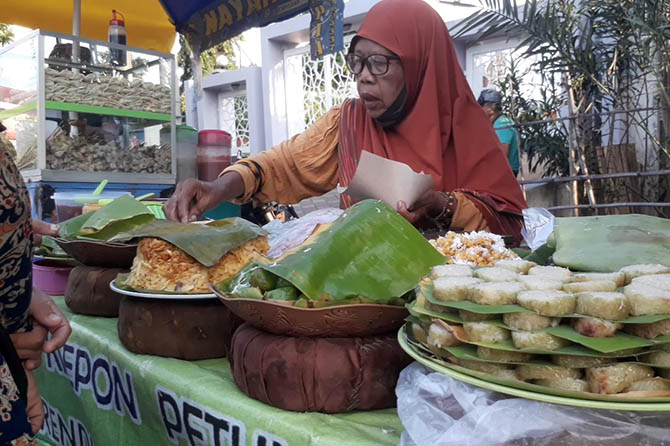 CEPAT HABIS: Suliyatin, 55, menjual aneka jajanan tradisional dekat GOR Unsur Kota Pasuruan. Dalam waktu tiga sampai empat jam, jualannya pun habis. (Mukhamad Rosyidi/Radar Bromo)