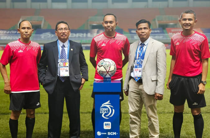 BAGIAN PSSI: Khoirul Anam (dua dari kiri) saat menjadi pengawas pertandingan kompetisi Liga 1. Dia harus detail catat pertandingan, bahkan pernah diteror oknum supporter. (Foto: Dok. Pribadi)