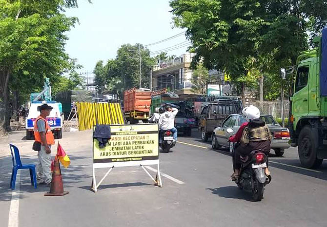 SEPARO JALAN: Kepadatan lalu lintas yang melewati jembatan Latek. Arus kendaraan terhambat pembangunan jembatan. (Foto: Iwan Andrik/Jawa Pos Radar Bromo)