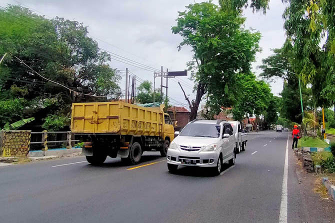 PERBATASAN: Batas kota antara Bangil dan Beji perlu dibuatkan gapura penanda Bangil sebagai ibu kota baru Kabupaten Pasuruan. (Foto: Iwan Andrik/Jawa Pos Radar Bromo)
