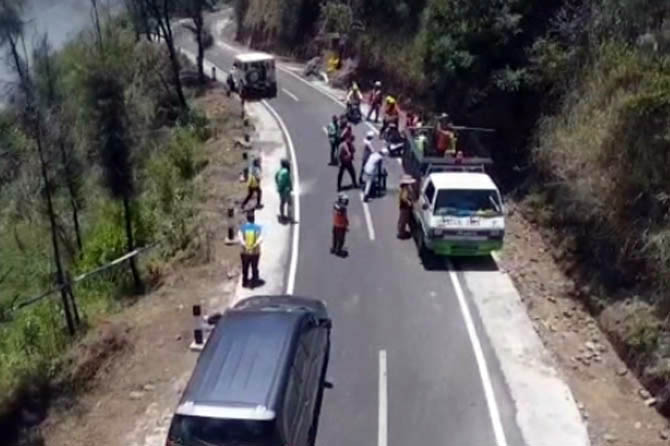 PASTIKAN KONDISI: Tim Kementerian Pekerjaan Umum bersama Dinas PU Bina Marga Kabupaten Pasuruan mengecek jalan akses menuju kawasan TNBTS beberapa waktu lalu.Â (Foto: Dinas PU for Jawa Pos Radar Bromo)