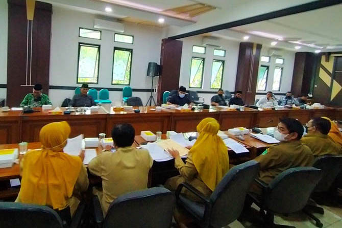 HEARING KONFLIK AGRARIA: Suasana hearing yang membahas konflik agraria di 9 desa di Lekok dan satu desa di Nguling. (Iwan Andrik/Radar Bromo)