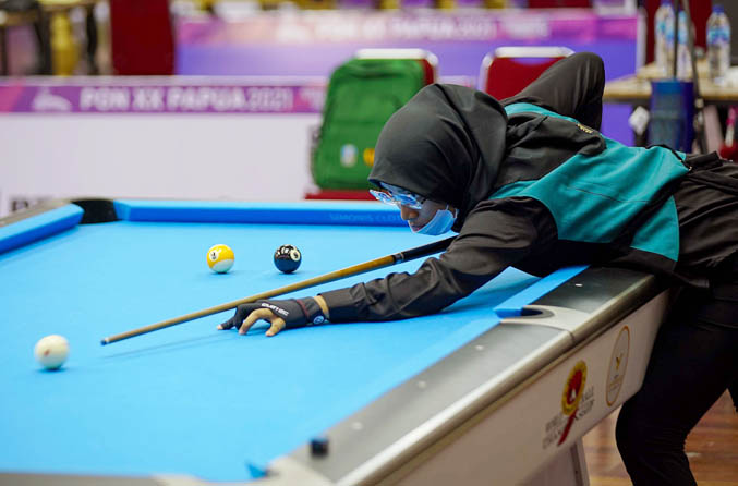 RUNNER UP: Anabelle P. Yohana atlet Jawa Timur saat berlaga di semifinal 9 Ball Single Putri melawan Fatih atlet Papua di Venue Biliar SP-2 Mimika. Sayang dalam laga final Selasa (12/10), dia ditaklukkan atlet Jateng. (Foto: Aripin PB PON XX Papua for Jaw