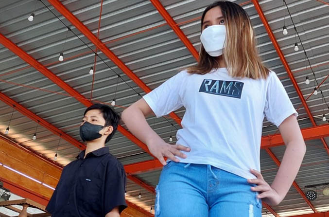 PERCAYA DIRI: Para remaja berlatih menjadi model di bawah binaan Rams Model Management. Peluang di dunia entertainment terbuka lebar. (Foto: Rizky Putra Dinasti/Jawa Pos Radar Bromo)
