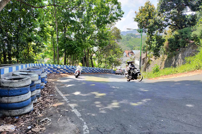 RAWAN KECELAKAAN: Tikungan Jurang Ampel yang dilengkapi ban sebagai pengaman. (Rizal F. Syatori/Radar Bromo)