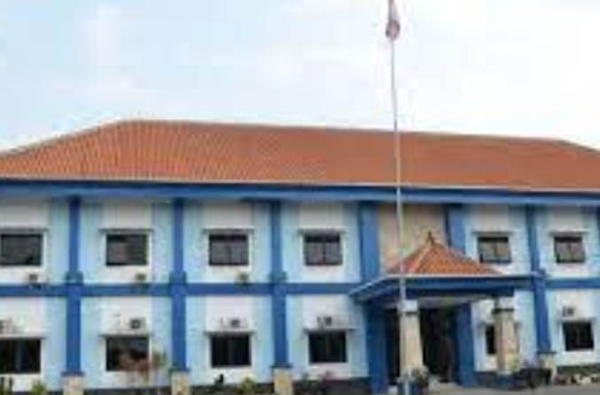 TEPI JALAN: Kompleks kantor Dishub Kota Pasuruan di Jalan Ahmad Yani. Di kantor inilah motor dinas dicuri. (Foto: dok Jawa Pos Radar Bromo)