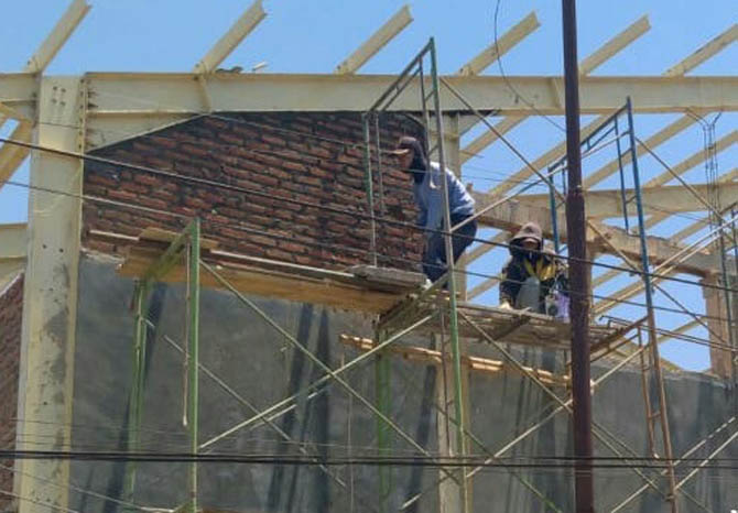 DIKEBUT: Pekerja menyelesaikan pembangunan Pasar Winongan. (Footo: dok Jawa Pos Radar Bromo)