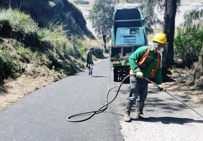 DIKEBUT: Pekerja menyelesaikan perbaikan dan pelebaran jalan ke Bromo di Tosari. (Foto: Dok. Radar Bromo)