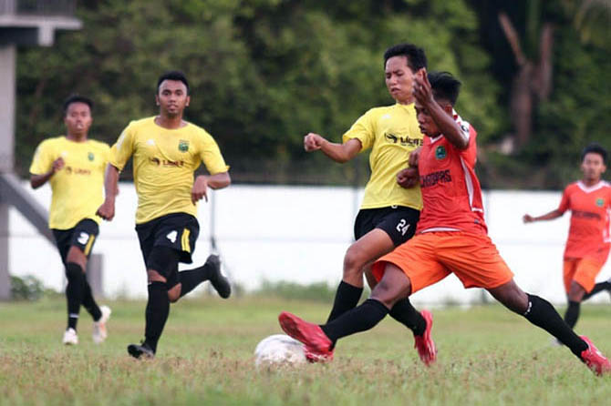 JAJAL KEKUATAN: Pemain Persikapro (baju kuning) saat uji coba melawan Persekabpas di Gelora Kraksaan beberapa waktu lalu. (Foto: Zainal Arifin/Jawa Pos Radar Bromo)