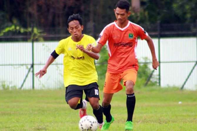 DANA MINIM: Skuadra Persikapro (kuning) saat uji coba. Tahun ini Askab PSSI Probolinggo dapat anggaran minim, termasuk untuk pengelolaan tim yang berlaga di kompetisi Liga 3. (Foto: Agus Faiz Musleh/Jawa Pos Radar Bromo)