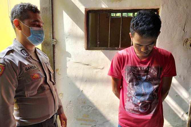 TERTUNDUK: Wahyudi saat dikeler di sel Mapolsek Pandaan. (Rizal Syatori/Radar Bromo)