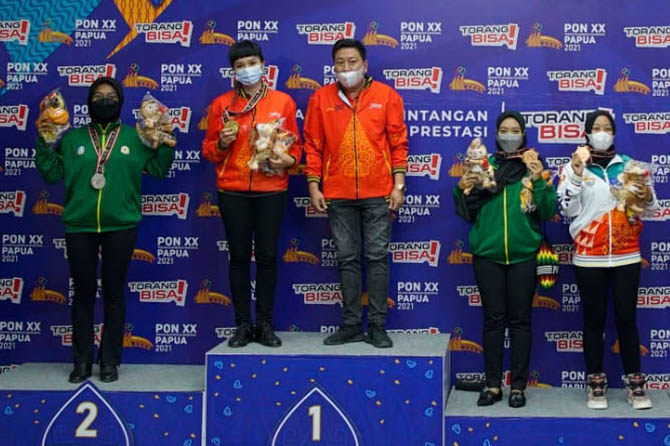 KAKAK BERADIK: Emilia dan Annabela. (PB PON XX Papua for Radar Bromo)