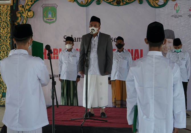 KHIDMAT: Wabup Pasuruan Abdul Mujib Imron (jas abu-abu) memimpin upacara Hari Santri yang digelar di Pendapa Agung Wonokitri, Tosari. (Foto: Pemkab for Jawa Pos Radar Bromo)