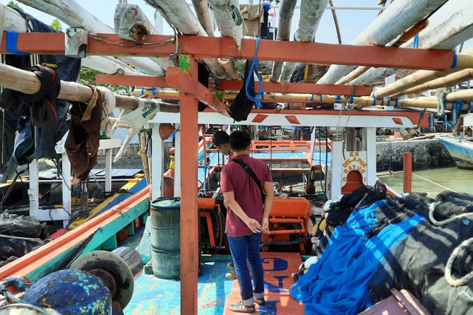 BERSANDAR: Kapal yang ditumpangi sejumlah nelan Kota Pasuruan saat merapat di Pelabuhan Kota Pasuruan. (M Busthomi/Radar Bromo)