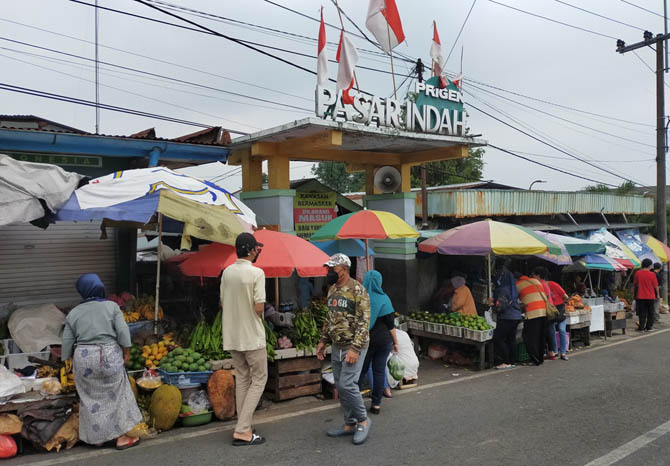 JUAL BELI: Sejumlah pedagang dan pembeli bertransaksi di Pasar Indah Prigen, Kabupaten Pasuruan. Sejauh ini, rencana revitalisasi pasar ini belum jelas kapan direalisasikan. (Foto: Rizal F. Syatori/Jawa Pos Radar Bromo)