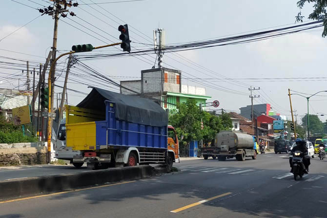 BAKAL DIGANTI: Traffic light di simpang empat patung sapi Pandaan yang akan diganti. (Foto: Rizal F Syatori/Jawa Pos Radar Bromo)