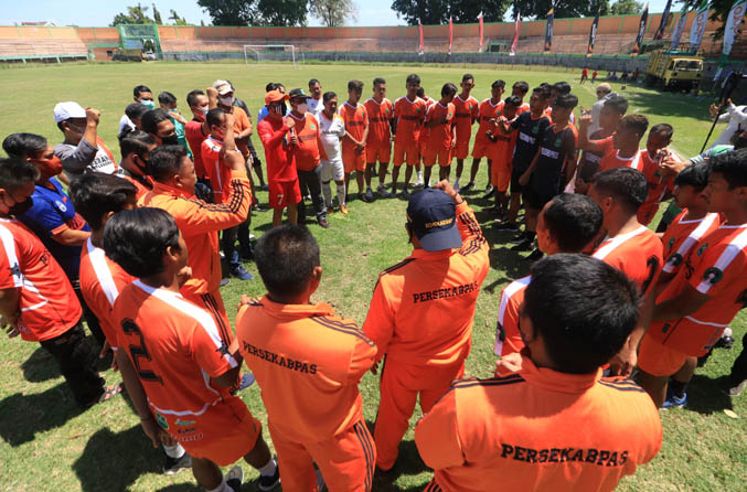 TERANCAM KRISIS FINANSIAL: Skuadra Persekabpas saat mengarungi Liga 3 musim lalu. Musim depan, skuad Persekabpas terancam absen karena anggaran menipis.